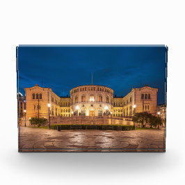 Oslo-gebouw in Noorwegen 's nachts Fotoblokken