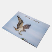 Osprey-landing in het nest deurmat (Schuin)