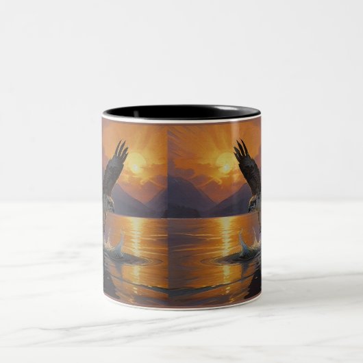 Osprey maakt een vangst in de schemering tweekleurige koffiemok (Center)