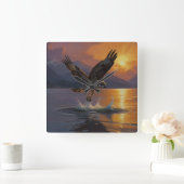 Osprey maakt een vangst in de schemering vierkante klok (Huis)