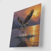 Osprey maakt een vangst in de schemering vierkante klok (Hoek)