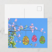 Ostereier auf einem blühenden Zweig Feestdagenkaart (Voorkant / Achterkant)