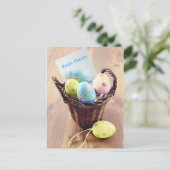 Ostereier in einem Korb mit Notizzettel Briefkaart (Staand voorkant)
