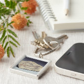 Ostracon met een hond die een hyena achtervolgt (l sleutelhanger (Zijkant)