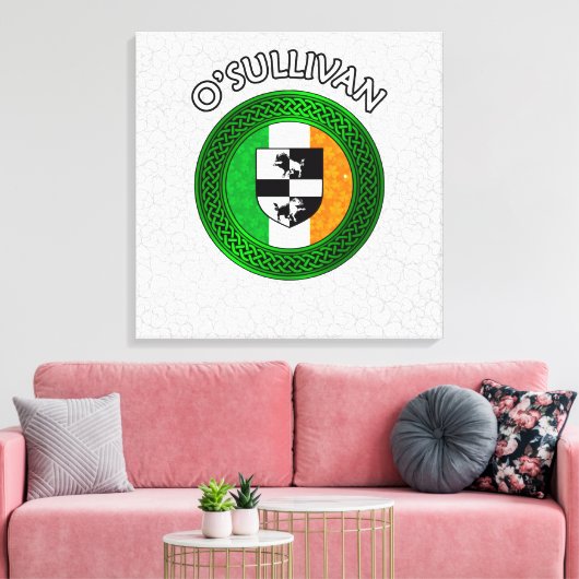 O'Sullivan Crest & Celtic Knot op Shamrock Canvas (Insitu (Woonkamer))