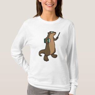 Otter als leraar met boek en wijzer t-shirt