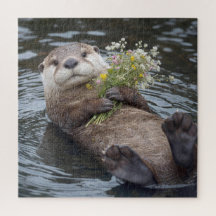 Otter Drijvend met Boeket Wilde Bloemen