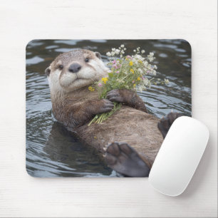 Otter Drijvend met Boeket Wilde Bloemen Muismat