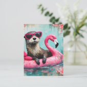 Otter drijvend op een roze flamingo grappige colla briefkaart (Staand voorkant)
