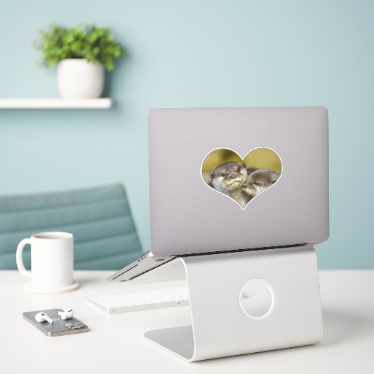 Otter Heart Sticker (Laptop op bureau)