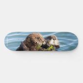 Otter pup en moeder met kelp persoonlijk skateboard (Horizontaal)