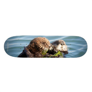 Otter pup en moeder met kelp persoonlijk skateboard