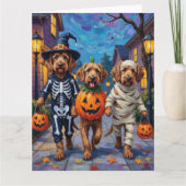 Otterhound gaat langs de deuren in Halloween-kostu Kaart (Voorkant)