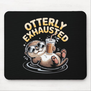 Otterlijk uitgeput grappige zeeotter met ijskoude muismat