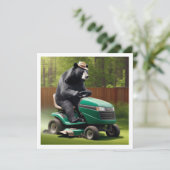 Oud beer verjaardagsuitnodiging, beer op grasmaaie kaart (Staand voorkant)