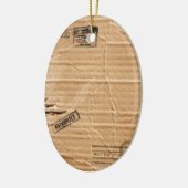 oud beschadigd bruin karton met riemen en zolen keramisch ornament (Links)