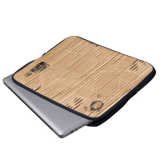 oud beschadigd bruin karton met riemen en zolen laptop sleeve (Voorkant onderkant)