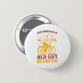 Oud Biker Design | Fiets | Nooit onderschatten Ronde Button 5,7 Cm (Voorkant /achterkant)