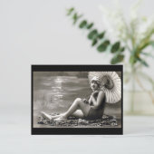 Oud Briefkaart - Meisje bij de rivier (Staand voorkant)