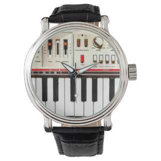 Oud elektrisch toetsenbord horloge