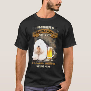 Oud Engels herdershond zit in de buurt van Man voo T-shirt
