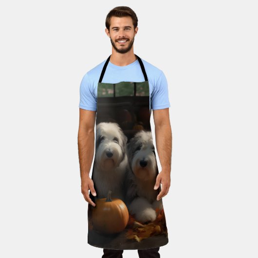 Oud Engels Sheepdog Puppy Herfst Delight Pompoen Schort (Gedragen)