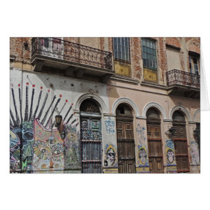 Oud gebouw met Balconies Graffiti & Deuren