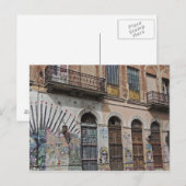 Oud gebouw met Balconies Graffiti & Deuren Briefkaart (Voorkant / Achterkant)