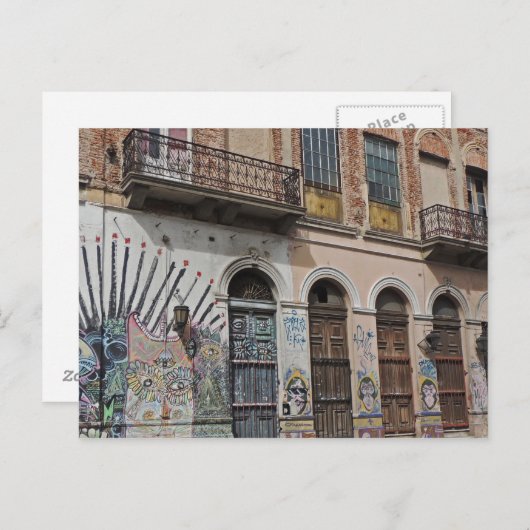 Oud gebouw met Balconies Graffiti & Deuren Briefkaart (Voorkant / Achterkant)