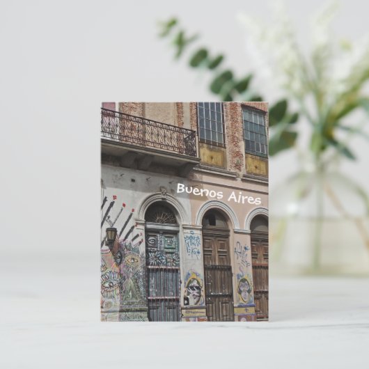 Oud gebouw met Balconies Graffiti & Deuren Briefkaart (Staand voorkant)