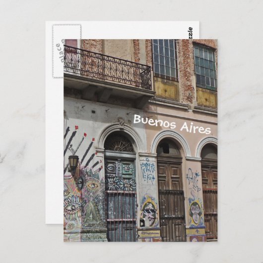 Oud gebouw met Balconies Graffiti & Deuren Briefkaart (Voorkant / Achterkant)