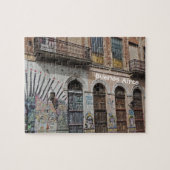 Oud gebouw met Balconies Graffiti & Deuren Legpuzzel (Horizontaal)