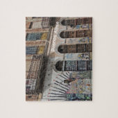 Oud gebouw met Balconies Graffiti & Deuren Legpuzzel (Verticaal)