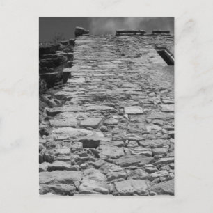 Oud gebouw. Tall Stone Wall. Briefkaart