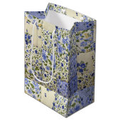 Oud-gefaseerd blauw Floral Quilt Pattern Medium Cadeauzakje (Voorkant Gekanteld)