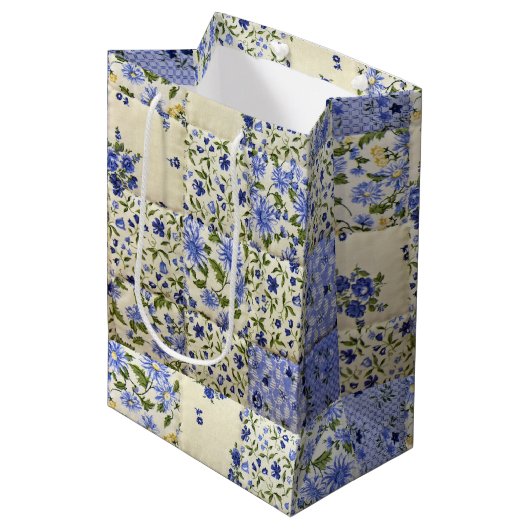 Oud-gefaseerd blauw Floral Quilt Pattern Medium Cadeauzakje (Voorkant Gekanteld)