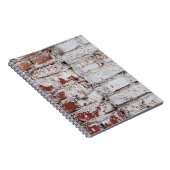 Oud geschilderde bakstenen wand met een witte schi notitieboek (Rechterzijde)