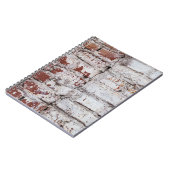 Oud geschilderde bakstenen wand met een witte schi notitieboek (Linkerzijde)