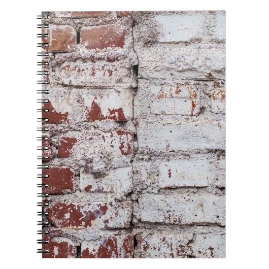 Oud geschilderde bakstenen wand met een witte schi notitieboek (Voorkant)