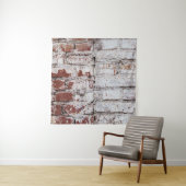 Oud geschilderde bakstenen wand met een witte schi wandkleed (In situ)