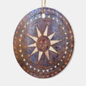 oud grieks symbool van hout etnisch zonnetodig mot keramisch ornament (Links)