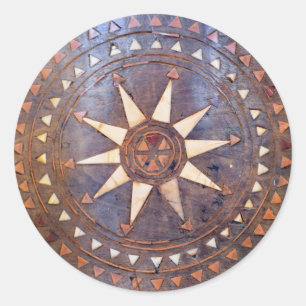 oud grieks symbool van hout etnisch zonnetodig mot ronde sticker