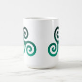 Oud groen triskele wit magische mok (Midden)