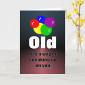 Oud heeft een manier om op je verjaardag te sluipe kaart (Gele Bloem)