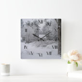 Oud huis in de winter achterwaarts klok (Huis)