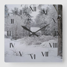 Oud huis in de winter achterwaarts klok