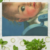Oud kind, schattig babyjongen of -meisje in kinder theedoek (Gevouwen)