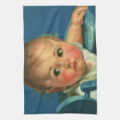 Oud kind, schattig babyjongen of -meisje in kinder theedoek (Verticaal)