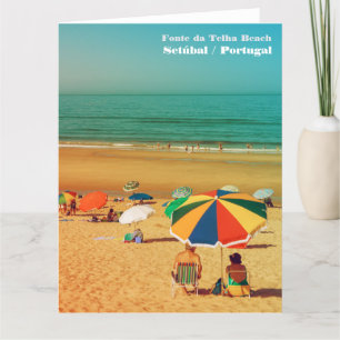 Oud koppel onder strandparaplu in Fonte da Telha. Bedankkaart