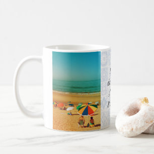 Oud koppel onder strandparaplu in Fonte da Telha. Koffiemok